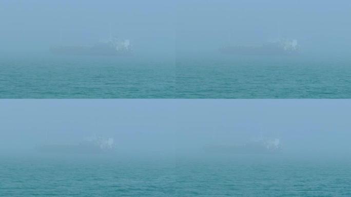 在浓雾中运输海运码头港口轮船外贸易运输物