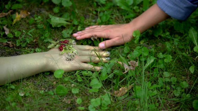 女人在森林地面上握着地球母亲的手，赋予生命力量，自然