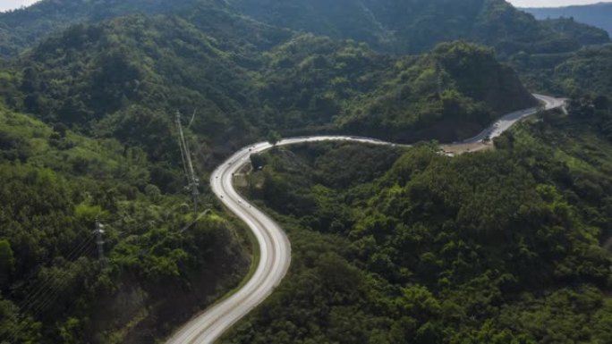 穿过山的乡间小路穿过山的乡间小路快速车流