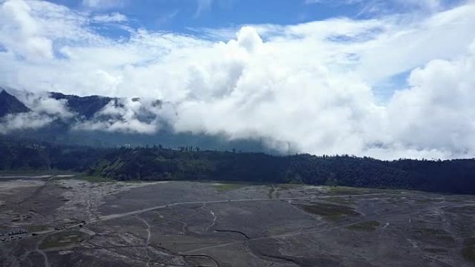 4K: 东爪哇布罗莫火山的鸟瞰图，印度尼西亚布罗莫火山的无人机摄像机的鸟瞰图