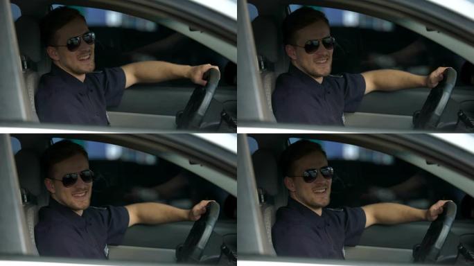 开朗的男警察戴着太阳镜坐在巡逻车里，对着镜头微笑