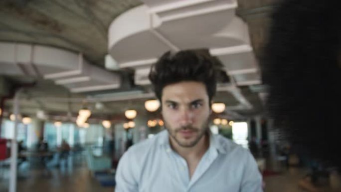 快乐的多元化同事在一个接一个地看着相机的同时开玩笑地做鬼脸