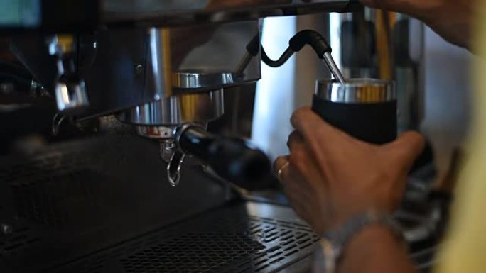 咖啡师在咖啡吧里煮两杯咖啡拿铁。