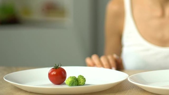 女孩决定吃蔬菜而不是药丸，健康饮食与减肥药