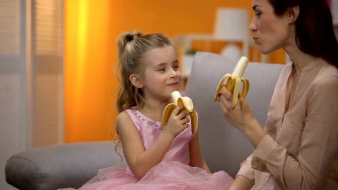 美丽的小公主和妈妈吃香蕉，健康零食，营养