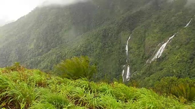 平移: 雨水中两个瀑布的最高处