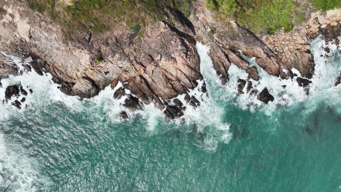 航拍海边海滩礁石海浪