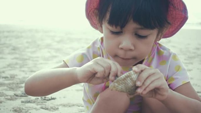 一个小女孩 (6-7岁) 在沙滩上玩耍