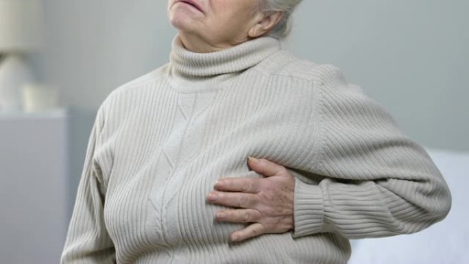 老年女性患有强烈的胸部疼痛，心脏病，心脏病发作的风险