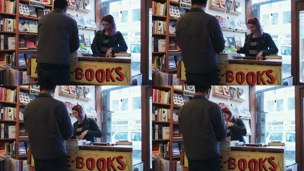 购物者翻阅二手书买书书店