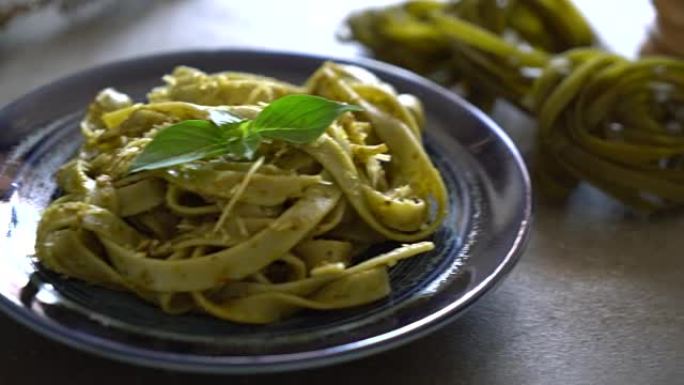 菠菜宽面条