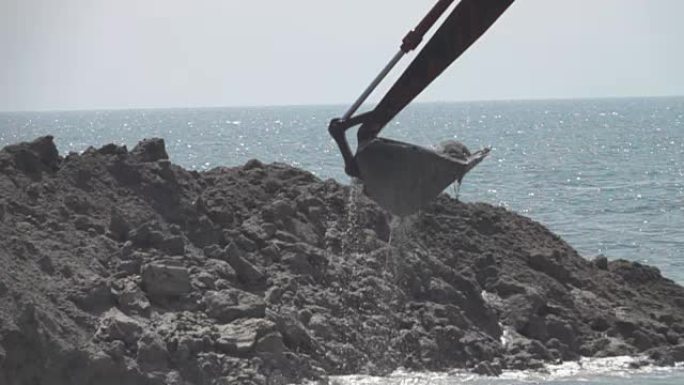 挖掘机在海上工作和装载慢动作