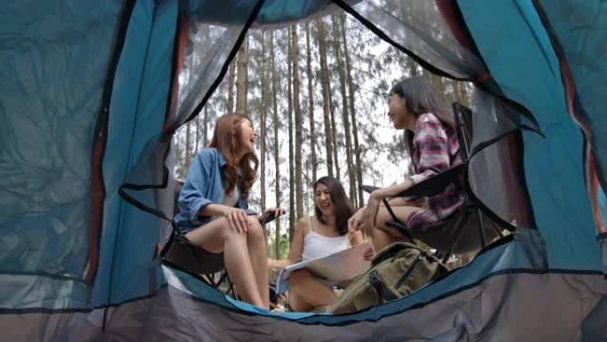 女友在松树林中聊天和露营