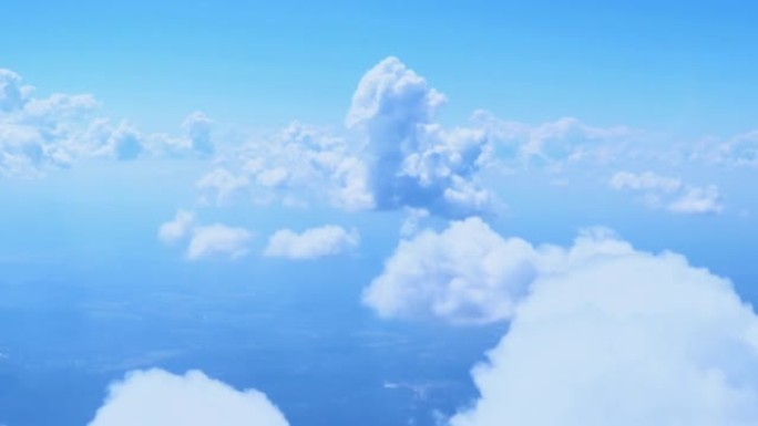 空中拍摄漂浮在风景上方的蓝天中的积云