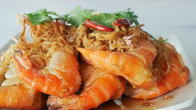 亚洲食物、泰国菜: 炸虾配辣酱和蔬菜