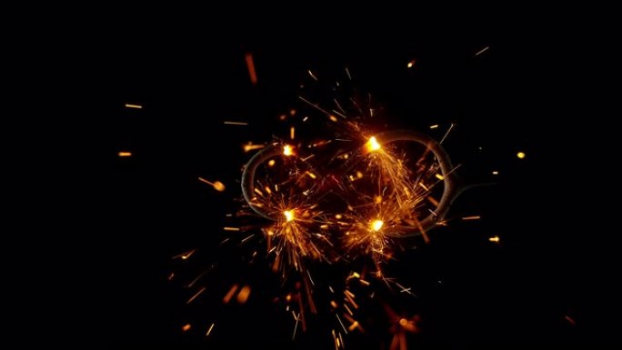 SLO MO LD Sparkler形状为无限符号，在黑色背景下发出火花