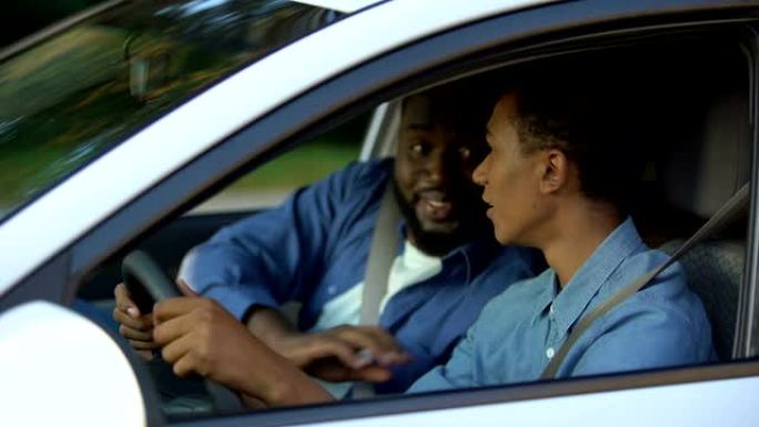 男考官支持年轻的汽车驾驶员参加驾驶考试父亲帮助儿子