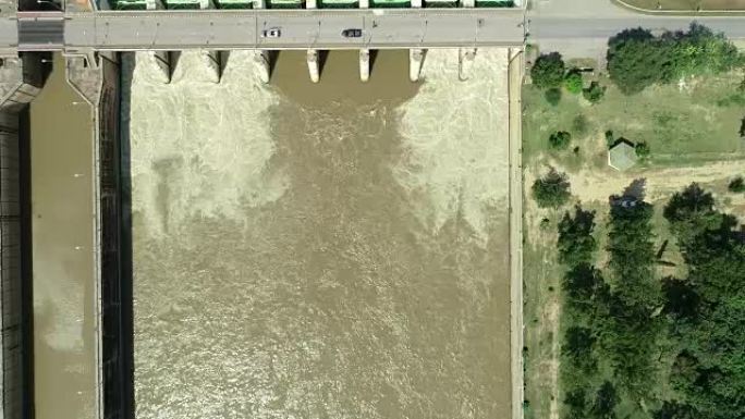 水力发电厂的航拍俯瞰泄洪开闸放水