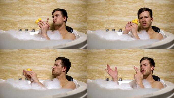有趣的家伙在洗澡时玩弄橡皮鸭回忆童年