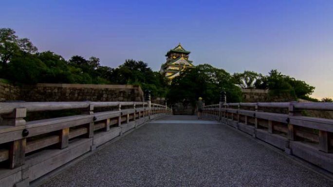 高清延时: 日本大阪城日夜。