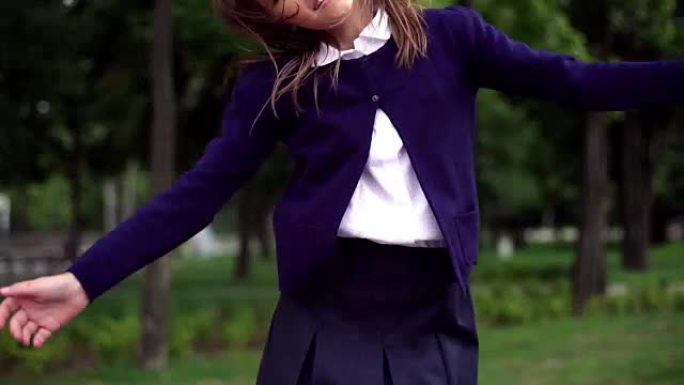 一个十几岁的女孩在公园里蹦蹦跳跳