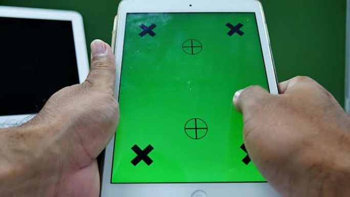 使用数字平板电脑、色度键的商人