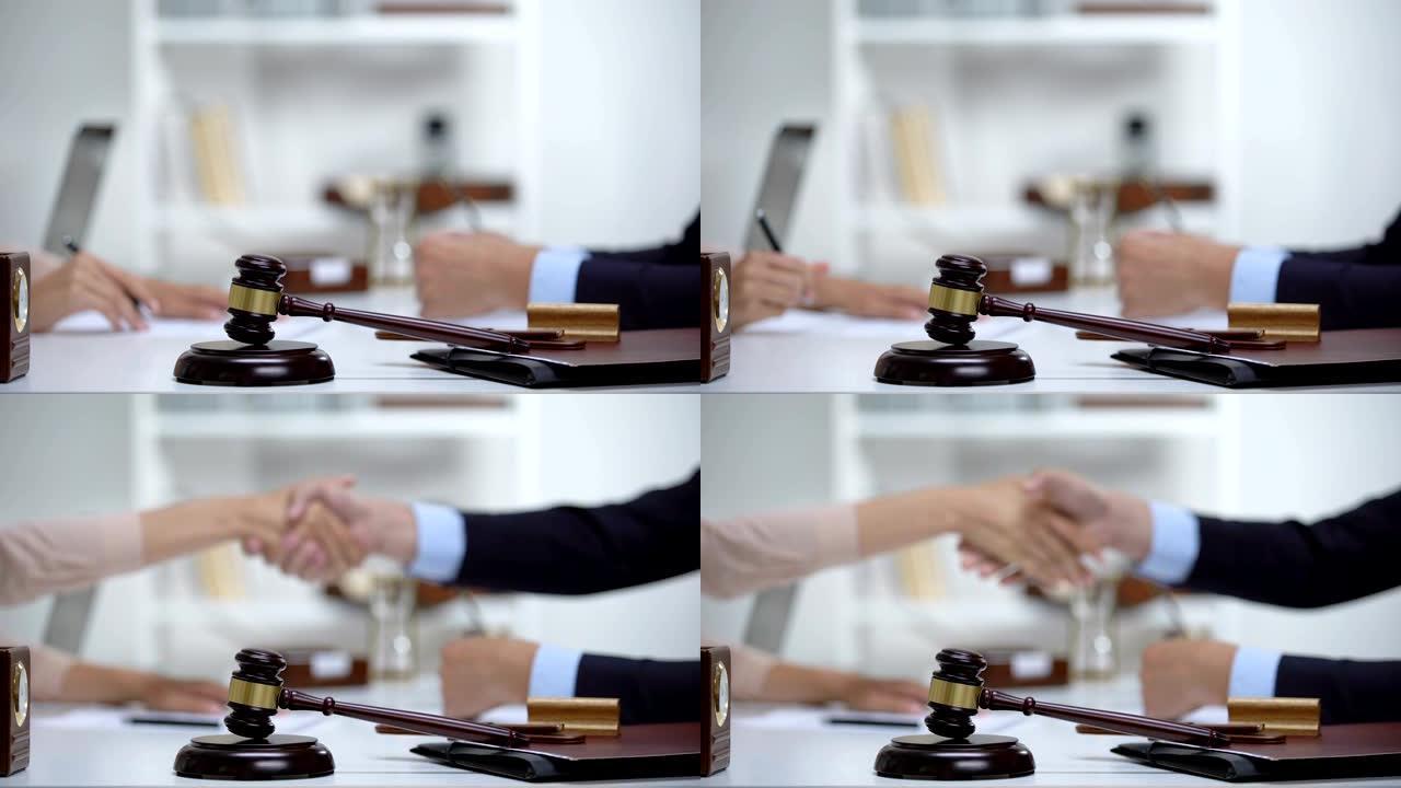 木槌和桌子上的障碍，妇女会见背景律师，公证服务