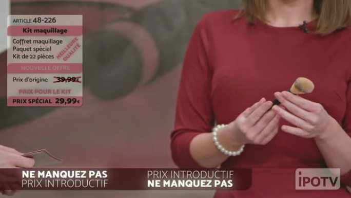 法语中的信息电视蒙太奇: 女性信息电视节目主持人与化妆师交谈，展示化妆刷