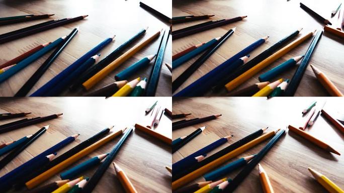 多莉射击: 桌子上的彩色铅笔