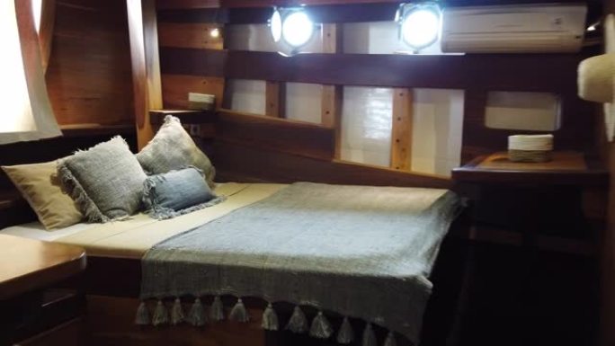 帆船船舱和床的细节照片