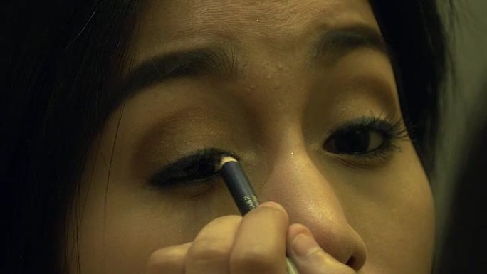 4K: 亚洲妇女在浴室镜子前化妆