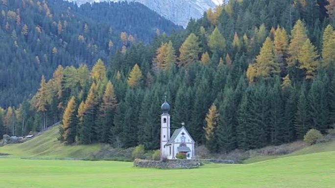 淘金:意大利Dolomites, Val di Funes的圣马达莱纳教堂。