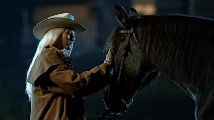 SLO MO TD女人晚上抚摸她的马