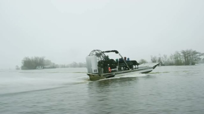 路易斯安那州南部Atchafalaya河流域的一艘汽艇在阴暗的天空下沼泽