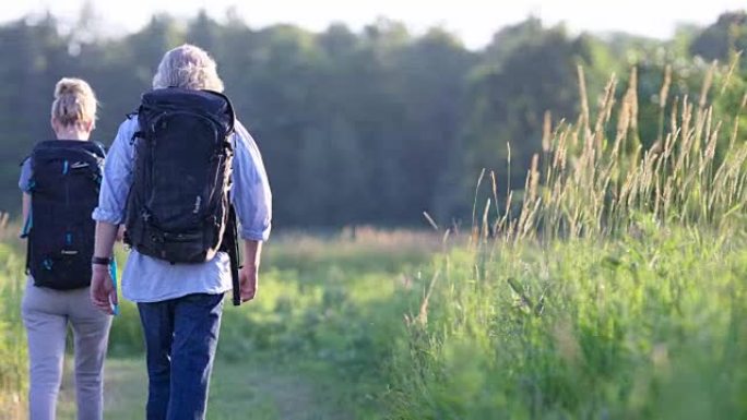 成人夫妇徒步旅行