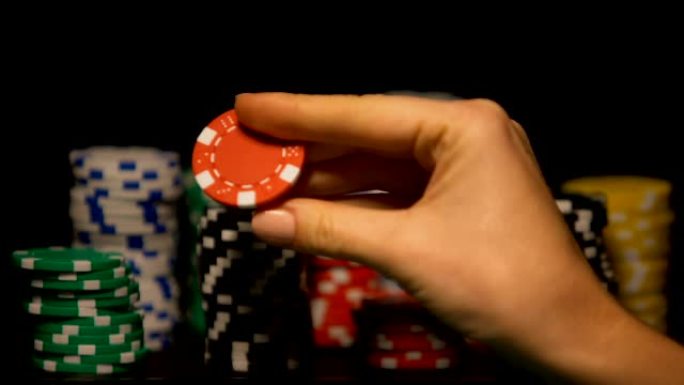 手在令牌堆中选择红筹，赌场游戏赔率，幸运赌注