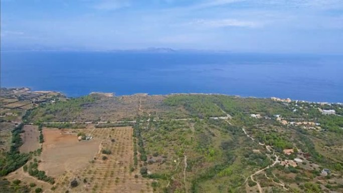 巴利阿里群岛马略卡岛/西班牙北海岸Betlem村附近岩石海岸线和沿海平原的鸟瞰图