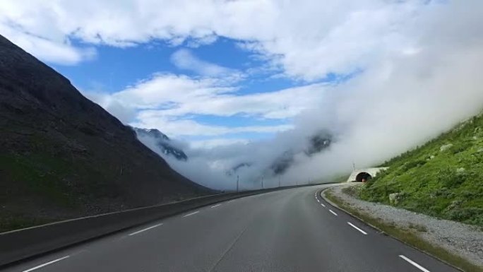 在挪威的道路上驾驶汽车