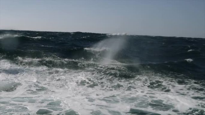 帆船窗汹涌的大海，海浪汹涌