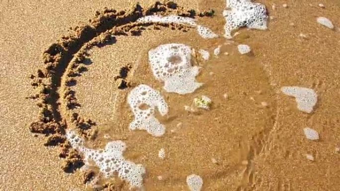 悲伤的脸被沙子吸引，被大海冲走。