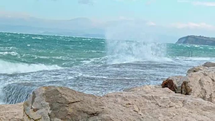 强风在岩石海滩上引起波浪