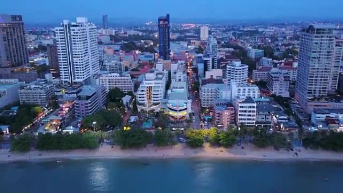 泰国春武里府芭提雅市鸟瞰芭提雅的黄昏天际线。