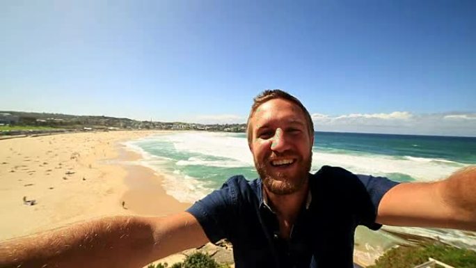 年轻人在澳大利亚邦迪海滩拍摄自拍照