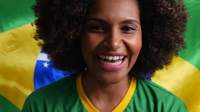 一名巴西女球迷用国旗微笑的肖像