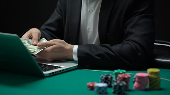 在线赌场玩家数美元把奖金放在口袋里，赌博