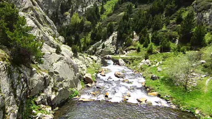 N ú riaCreek山谷在springtime