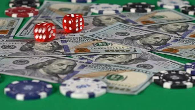 赌徒在赌场的桌子上滚动骰子，金钱和扑克筹码的背景