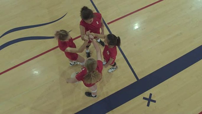 女子高中排球运动员在比赛前挤成一圈