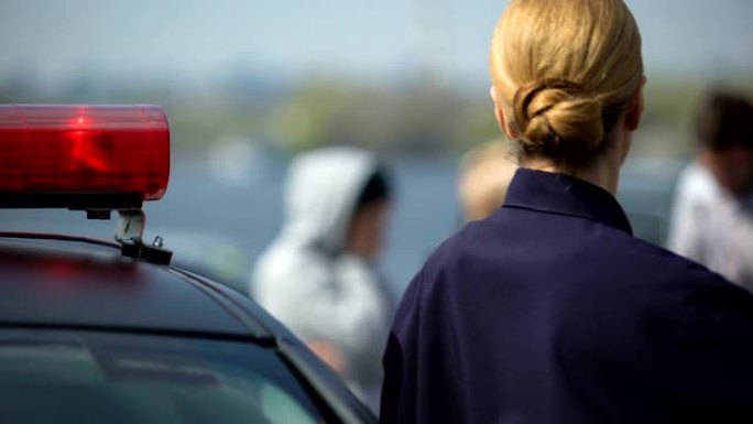 女警到达犯罪现场，下车去见证人