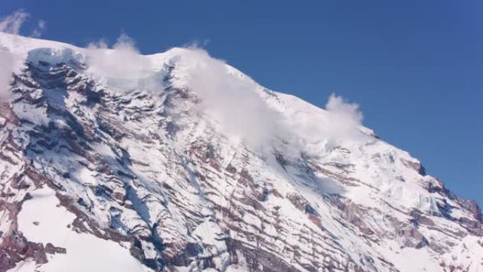 雷尼尔山的鸟瞰图。